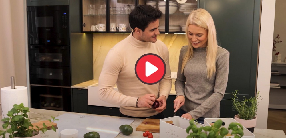 Advertising video on Amazon for food storage containers with models